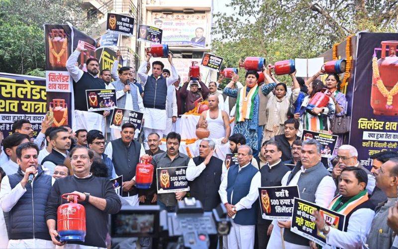 بی جےپی زیرقیادت  دہلی کی ریکھا گپتا حکومت کےخلاف کانگریس کا انوکھا احتجاج